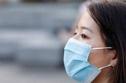 Nên đeo khẩu trang khi vào nhà vệ sinh công cộng