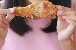 Do đại dịch, KFC tạm dừng khẩu hiệu 'Liếm ngón tay…' vì nghe không được vệ sinh