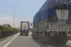 Ôtô bị tông xoay 180 độ