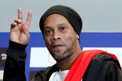 Ronaldinho mở tiệc khi được trả tự do