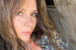 Victoria Beckham mặc váy hoa khác thường ngày