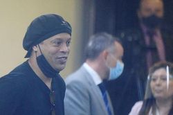 Ronaldinho được xóa án, rời Paraguay