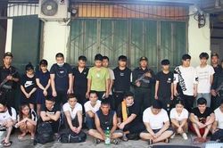 Hàng trăm cảnh sát vây bắt 21 người Trung Quốc trốn truy nã trong ngôi nhà hoang
