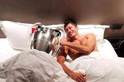 Tiền đạo Lewandowski ôm cả cúp vô địch Champions League… đi ngủ