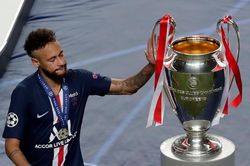 Tiền đạo Neymar ôm mặt khóc khi chứng kiến đội nhà thất bại trước chung kết Champions League