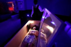 Người Nhật tham gia thử thách trong quan tài để dẹp tan nỗi sợ dịch COVID-19 gây choáng