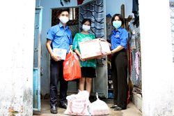 140 suất quà tiếp sức học trò nghèo trong tâm dịch đến trường