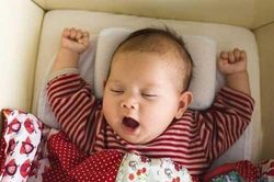 Cho trẻ sơ sinh nằm gối để không bị méo đầu: Sai lầm tai hại dễ khiến con gặp nguy hiểm