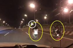 Không gương không mũ, nhóm 'nam thanh nữ tú' rủ nhau bốc đầu trên đường cấm xe máy