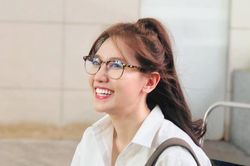 Đeo túi hiệu nhưng lại mang dép ở nhà để đi ăn tối, Hari Won bị cả mẹ lẫn đàn em 'hắt hủi'