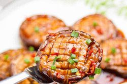 Nấm om chay kiểu này đậm đà thơm nức mũi, ăn còn trôi cơm hơn món mặn