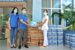 Trao quà hỗ trợ Trung tâm Y tế huyện Hướng Hóa phòng, chống dịch bệnh