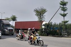 Container mất lái đâm nát dải phân cách trên quốc lộ, 2 cô gái trẻ đi nhờ xe may mắn thoát nạn