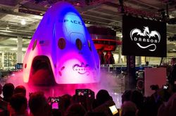 Tàu không gian Dragon của Elon Musk được thiết kế ra sao?