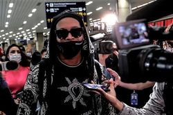Ronaldinho bị vây kín khi trở về Brazil