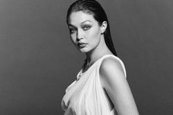 Gigi Hadid chụp bộ ảnh khi mang bầu 7 tháng