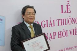 Nhà thơ Trương Đăng Dung: 'Xin đừng hỏi thơ có thể làm được gì…'