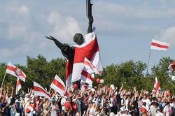 Câu chuyện Belarus: Trong xung, ngoài khắc