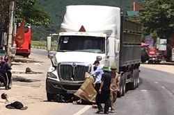 Tin giao thông ngày 26/8: Xe đầu kéo liên tiếp gây tai nạn