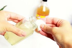 5 mẹo giúp 'đánh bay' vết dầu mỡ ở đồ nhựa