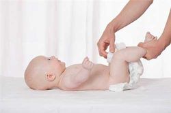 Sai lầm khi thay bỉm cho con mà mẹ nào cũng mắc phải, dễ khiến trẻ bị ảnh hưởng cột sống, viêm da