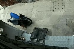 Clip: Màn trộm đồ cúng 'nhanh như cắt' của người phụ nữ khiến nhiều người ngao ngán