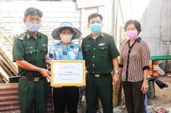Đồn Biên phòng Cam Ranh: Trao vật liệu xây dựng nhà ở cho hộ nghèo