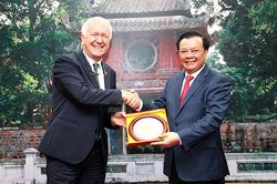 Bộ trưởng Đinh Tiến Dũng tiếp Đại sứ Thụy Sỹ tại Việt Nam Ivo Sieber