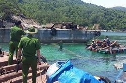 Mượn danh trục vớt tàu chìm để đổ trộm chất thải xuống biển