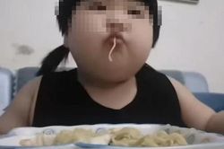 Phẫn nộ với cặp bố mẹ ép con gái 3 tuổi ăn để quay clip đăng lên mạng kiếm tiền