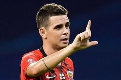 Oscar cứa lòng đánh bại thủ môn