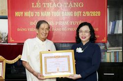 Phó Bí thư Thường trực Thành ủy Ngô Thị Thanh Hằng trao Huy hiệu 70 năm tuổi Đảng cho đảng viên lão thành