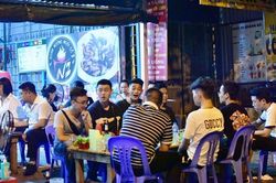 Hàng quán bủa vây Hồ Tây phớt lờ lệnh cấm