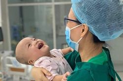 Trúc Nhi - Diệu Nhi cười tươi hạnh phúc trong vòng tay mẹ