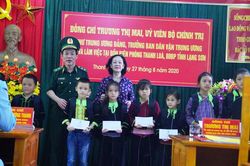 Đồng chí Trương Thị Mai thăm Đồn Biên phòng Thanh Lòa