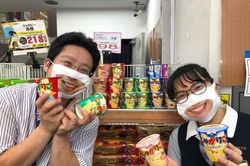 Cho nhân viên đeo khẩu trang 'Cười hở mười cái răng' để phòng COVID-19 mà vẫn thân thiện