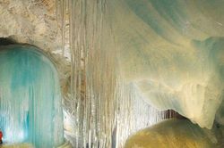 Bí ẩn hang động băng giá lớn nhất thế giới