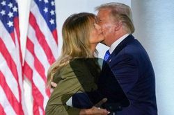 Bà Melania tránh hôn môi chồng