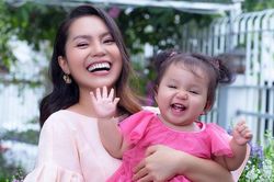 Ca sĩ Nguyễn Ngọc Anh lần đầu khoe con gái 1 tuổi