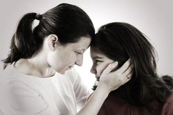 Mẹ chồng cũ liên tục mách tội, kể xấu cháu gái tuổi teen