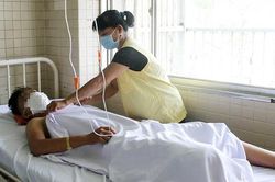 Mẹ run rẩy, ngất xỉu khi nghe tin con bị chém đứt lìa chân