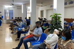 Không ngờ cận kề tuổi hưu, tôi lại thất thểu cầm hồ sơ đi xin việc vì COVID-19