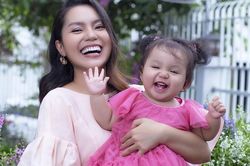 Ca sĩ Nguyễn Ngọc Anh lần đầu khoe con gái nhỏ