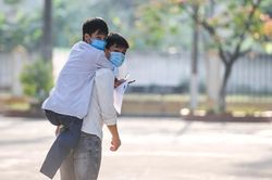 Đôi bạn thân cõng nhau đến lớp trong 10 năm giành điểm số xuất sắc kỳ thi tốt nghiệp THPT
