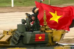 Đội Việt Nam xuất sắc về đích đầu tiên trong trận hai Tank Biathlon tại Nga