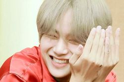V BTS tiếm ngôi 'thánh hủy diệt' của RM nhưng biểu cảm lại quá cưng