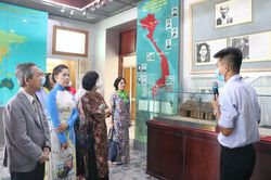 Kiều bào dâng hương Chủ tịch Hồ Chí Minh nhân dịp Quốc khánh 2-9