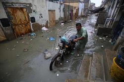 Tận mục cuộc sống người dân Pakistan khốn khổ vì mưa lớn
