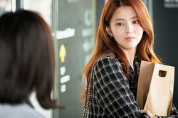 Phấn khởi đi làm ngày đầu tiên, tôi 'rụng rời' khi nhìn thấy mặt chị trưởng phòng