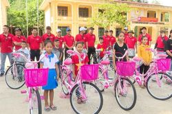 Quảng Bình: Tặng 50 xe đạp cho học sinh nghèo